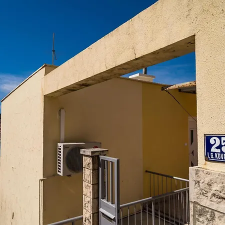 Cvjetkovi - Two Bedroom With Terrace And Sea View * Ragusa