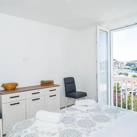 Cvjetkovi - Two Bedroom With Terrace And Sea View Ragusa